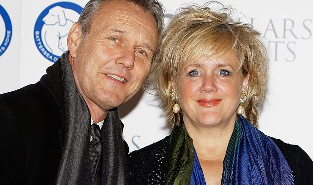 Otkriveno: uzrok smrti dugogodišnjeg partnera zvijezde Ted Lasso Antonyja Heada nakon što je preminula ‘bez upozorenja’ – 37 godina njihove veze