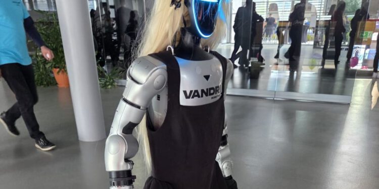 Ovo je Tonka, prvi hrvatski humanoidni robot koji se družio s učenicima u Pazinu!