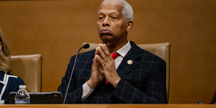 Ožalošćena majka kritikuje zastupnika demokrata Hanka Johnsona na saslušanju o politici utočišta