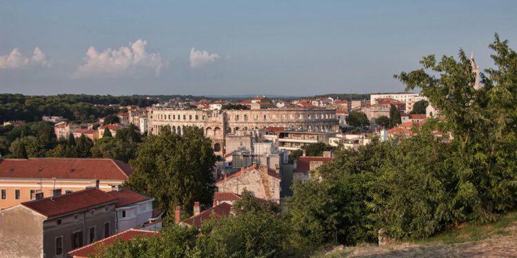 Pijana i drogirana vozila po Puli, razbila dva auta i pobjegla!