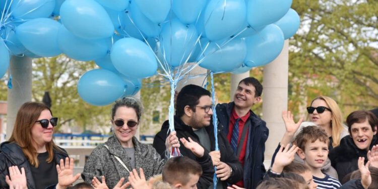 Plavi baloni letjeli iznad Solina: Emotivna gesta podrške osobama s autizmom