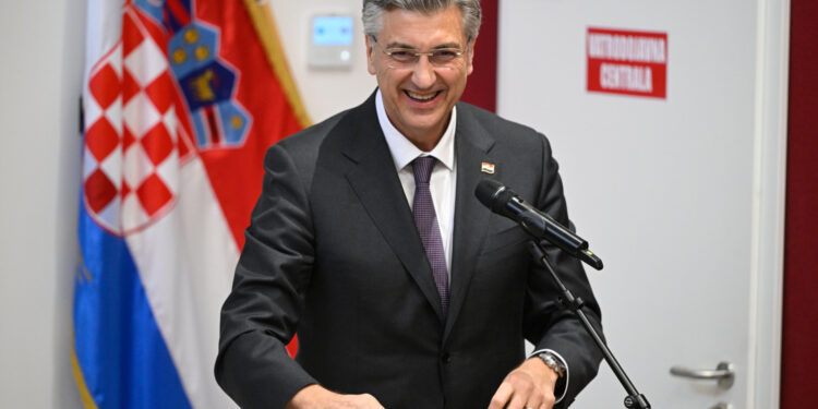 Plenković učvršćuje većinu: SDP-ov kadar i službeno ušao u HDZ