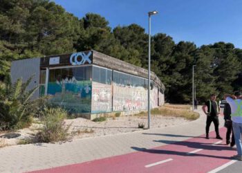 Počinje uklanjanje bivšeg kafića na splitskom Trsteniku