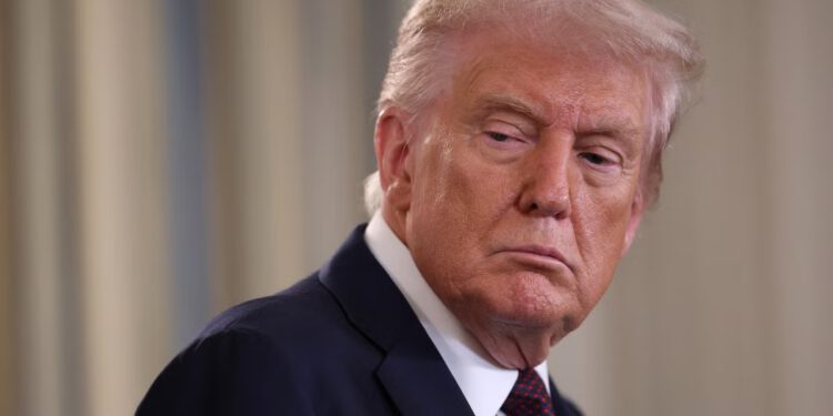Pojavljivanje Trumpovih dopisnika na večeri izazvalo je prosvjede i peticiju: ‘Ideš na večeru s njim?’