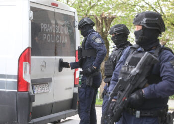 Policija, dronovi i specijalci u Varaždinu: Na sud doveli notornog ubojicu