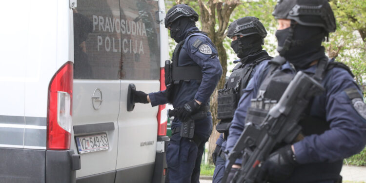 Policija, dronovi i specijalci u Varaždinu: Na sud doveli notornog ubojicu