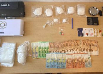 Policija u Supetru razotkrila stan pun droge, vaga i vakuum aparata