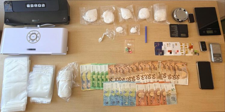 Policija u Supetru razotkrila stan pun droge, vaga i vakuum aparata