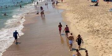 Popularni grad na plaži uvodi policijski sat za sve uzraste – a tužbe su već počele