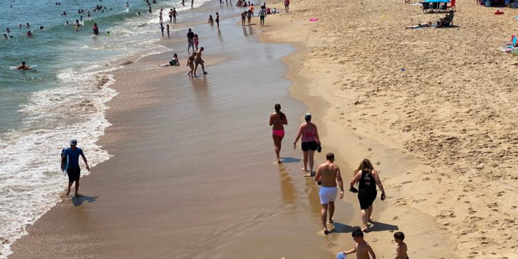 Popularni grad na plaži uvodi policijski sat za sve uzraste – a tužbe su već počele