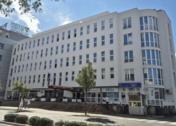 Porezni ured prodaje zaplijenjenu robu iz Hercegovine, na listi stalak za čarape i ogledalo