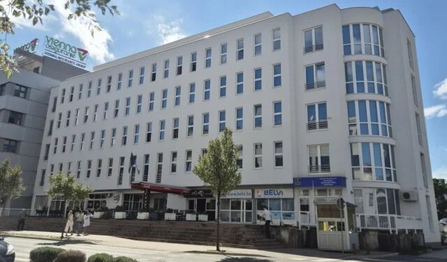 Porezni ured prodaje zaplijenjenu robu iz Hercegovine, na listi stalak za čarape i ogledalo