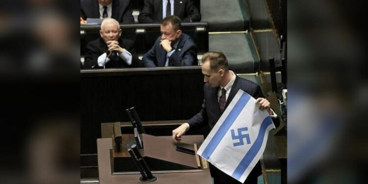 Poslanik maše izraelskom zastavom sa svastikom u poljskom parlamentu (VIDEO) — RT World News