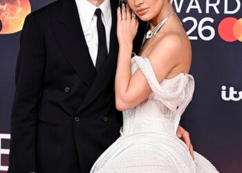 Posljednje raskošne pripreme za vjenčanje Jacka Whitehalla i Roxy Horner su u tijeku dok kombi pun cvijeća stiže u dvorac Cotswolds uz jake mjere sigurnosti