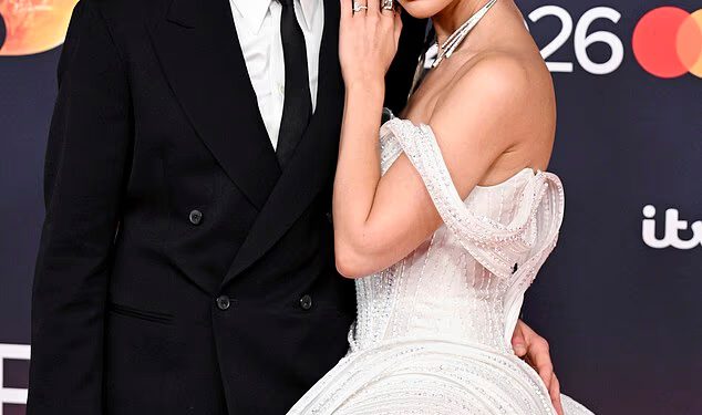 Posljednje raskošne pripreme za vjenčanje Jacka Whitehalla i Roxy Horner su u tijeku dok kombi pun cvijeća stiže u dvorac Cotswolds uz jake mjere sigurnosti