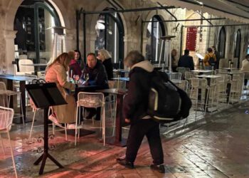 Potresna priča iz obalnog grada: Starija žena već dvije godine spava na otvorenom, nitko ne zna kako