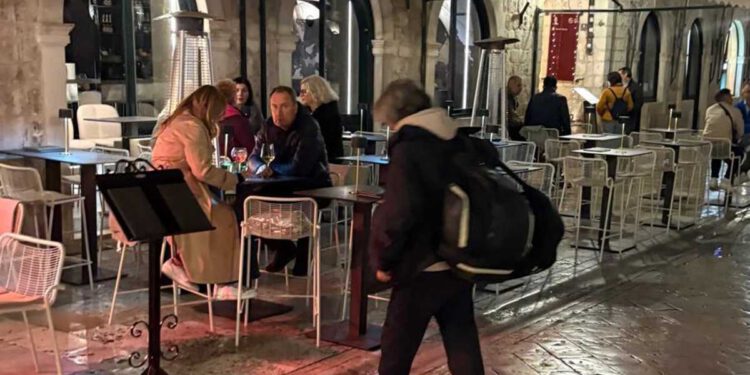 Potresna priča iz obalnog grada: Starija žena već dvije godine spava na otvorenom, nitko ne zna kako