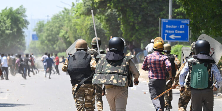 Prosvjedi za povećanje plaća postali su nasilni u Indiji — RT India