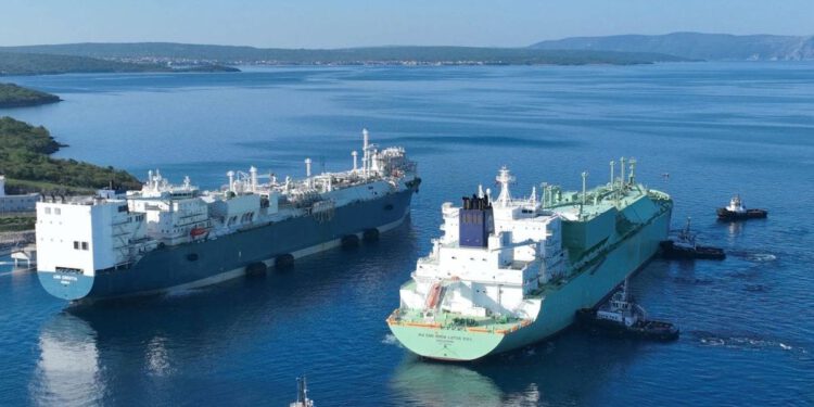 Prvi brod za prijevoz UPP-a iz Senegala stigao na Terminal u Omišlju