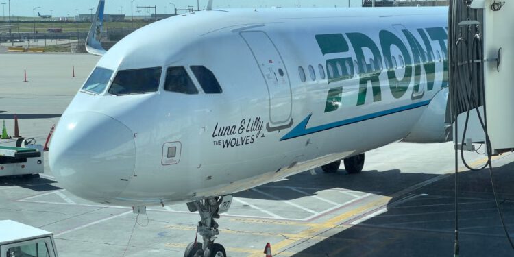 Putnik Frontier Airlinesa pipkao je tinejdžericu navijačicu nakon što je popio 5 votki tijekom dvosatnog leta, kaže tužba