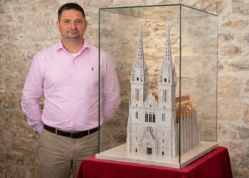 REMEK DJELO IZ PUČIŠĆA Repliku zagrebačke katedrale gradio pet godina s više od 31 tisuću komadića bračkog kamena!