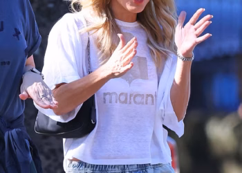 Radijska zvijezda Jackie ‘O’ Henderson izgleda bez stresa tijekom opuštene šetnje parkom Centennial u Sydneyu – dok se sudska bitka nastavlja