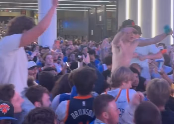 Radosni navijači New York Knicksa zatvorili su Sedmu aveniju u divljim scenama nakon prve pobjede u doigravanju