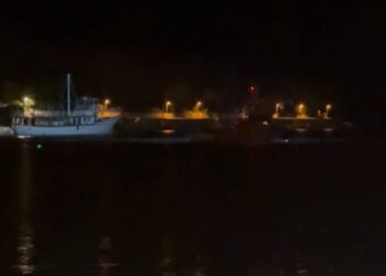 Ribarski brod noću ilegalno izlovljava ribu usred luke, ugrožavaju i sigurnost trajekta!