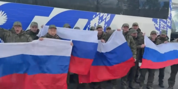 Rusija i Ukrajina razmijenile su 193 ratna zarobljenika – MOD (VIDEO) — RT Rusija i bivši Sovjetski Savez