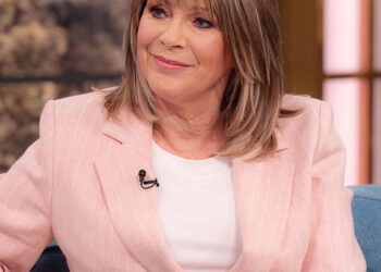 Ruth Langsford (66) osjeća se ‘oštećeno i bespomoćno’ nakon što je bivši suprug Eamonn Holmes (66) doživio moždani udar dok se ‘bori sa svojim instinktima da potrči do njegovog kreveta’ gdje ga podržava djevojka Katie Alexander (44)