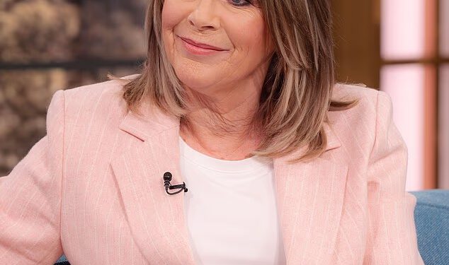 Ruth Langsford (66) osjeća se ‘oštećeno i bespomoćno’ nakon što je bivši suprug Eamonn Holmes (66) doživio moždani udar dok se ‘bori sa svojim instinktima da potrči do njegovog kreveta’ gdje ga podržava djevojka Katie Alexander (44)