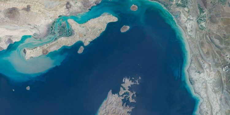 SAD kaže da je iranska trgovina kroz Hormuški tjesnac potpuno zaustavljena — RT World News