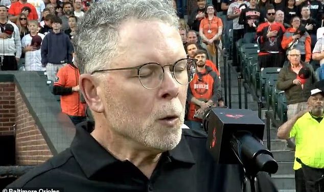 Šampionski zviždač iritira navijače bejzbola nacionalnom himnom koja para uši prije utakmice Baltimore Oriolesa
