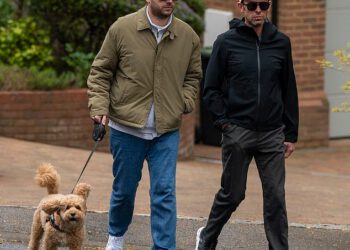 Scott Mills pokazuje napetost dok je viđen prvi put otkako ga je BBC otpustio zbog povijesnih optužbi za ozbiljne seksualne prijestupe dok šeće psa sa suprugom Samom Vaughanom