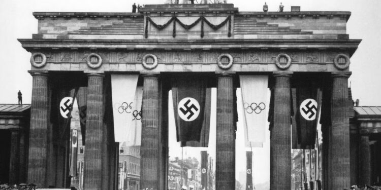 Sestrinstvo je kritikovano zbog rekreacije postera iz nacističke ere za filantropski događaj fakulteta