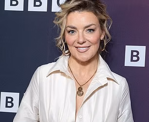 Sheridan Smith otkriva blistavi novi izgled dok prisustvuje premijeri svog novog trilera The Cage