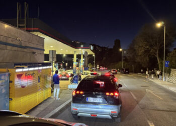 Sinoć gužve na pumpama, od ponoći ‘skočila’ cijena goriva