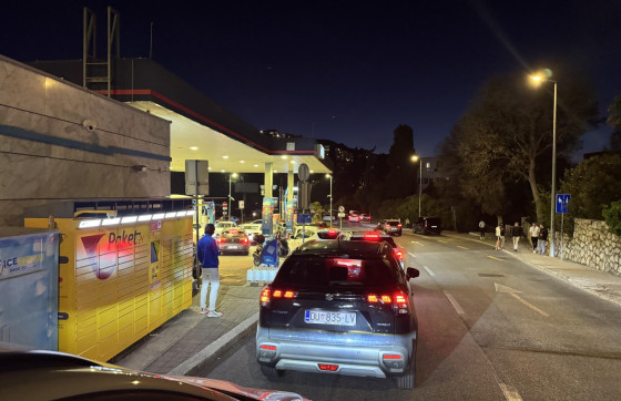 Sinoć gužve na pumpama, od ponoći ‘skočila’ cijena goriva