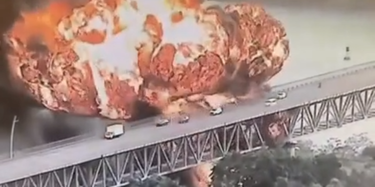 Snažna eksplozija ljulja most u Panami (VIDEO) — RT World News