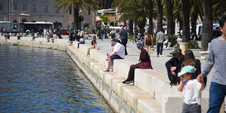 Split već u ljetnom ritmu: Riva prepuna turista, sunce mami na svaki korak