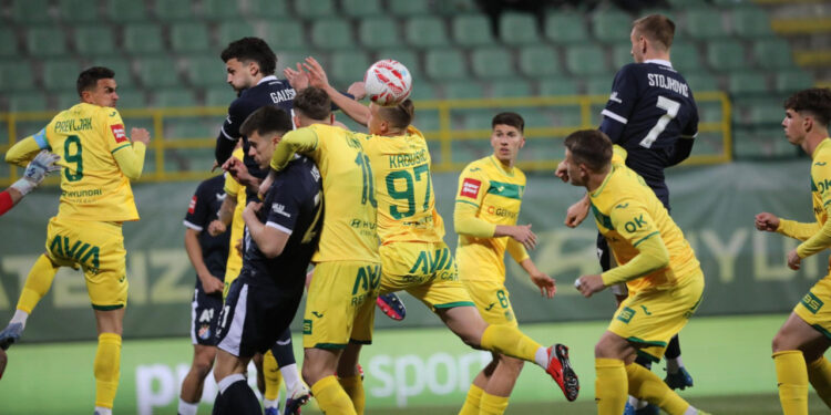 Sportske novosti – Nema nevinih u klubu, ovo je postala sezona povijesnih padova! A naši suci imaju problem