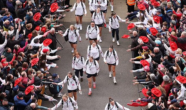Što Englezi mogu naučiti od Crvenih ruža: Kako navijanje, posjeti pubovima i Jonathan Ross pomažu svepobjedničkim svjetskim prvacima u ragbiju da napune stadione, privuku nove fanove i postanu zvijezde naslovnica