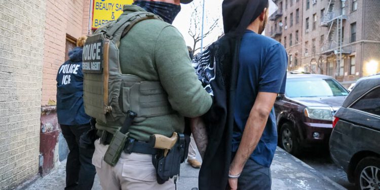 Što blokada saveznog suda Trumpove politike pritvora ICE znači za imigrante