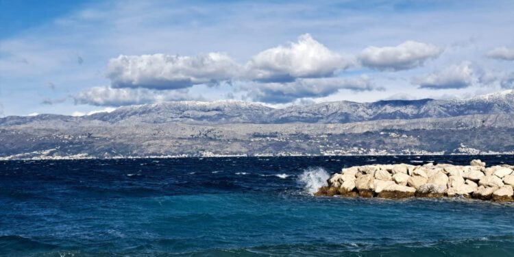 Subota sunčanija i danju toplija, ali ujutro svježije, još lokalno jaka bura