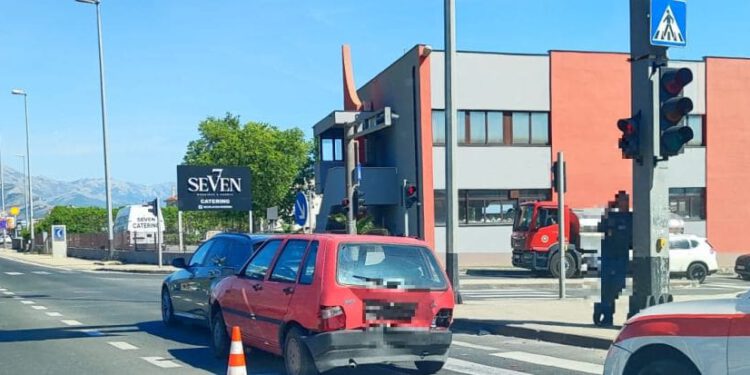 Sudar dvaju vozila u Kaštelima, jedna osoba ozlijeđena
