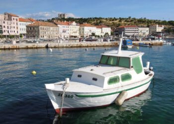 Sunčano i toplo vrijeme uz, još uvijek, buru na senjskom području