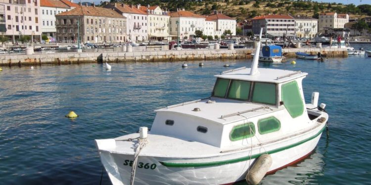 Sunčano i toplo vrijeme uz, još uvijek, buru na senjskom području