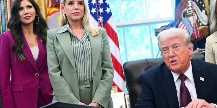 Supruga Gavina Newsoma proziva Trumpovo otpuštanje Bondi i Noem: ‘Žene se dovoze i pakiraju u stilu Mar-a-Laga’