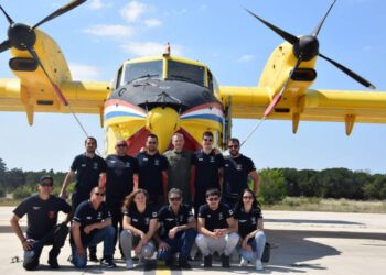 Susret heroja- Brački vatrogasci posjetili eskadrile Hrvatskog ratnog zrakoplovstva