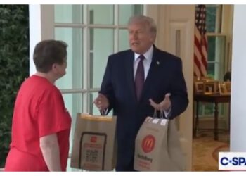 Svi pričaju o tome koliko je bakšiša Trump dao dostavljačici hrane